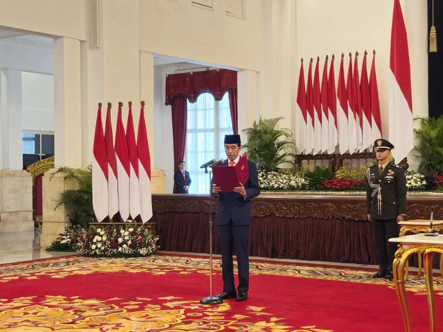 Presiden Jokowi memimpin pelantikan Hadi Tjahjanto dan AHY. Foto: Nadia Riso/kumparan