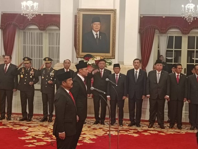 Presiden Jokowi melantik Agus Harimurti Yudhoyono sebagai Menteri ATR/BPN dan Hadi Tjahjanto sebagai Menko Polhukam, Rabu (21/2/2024). Foto: Zamachsyari/kumparan