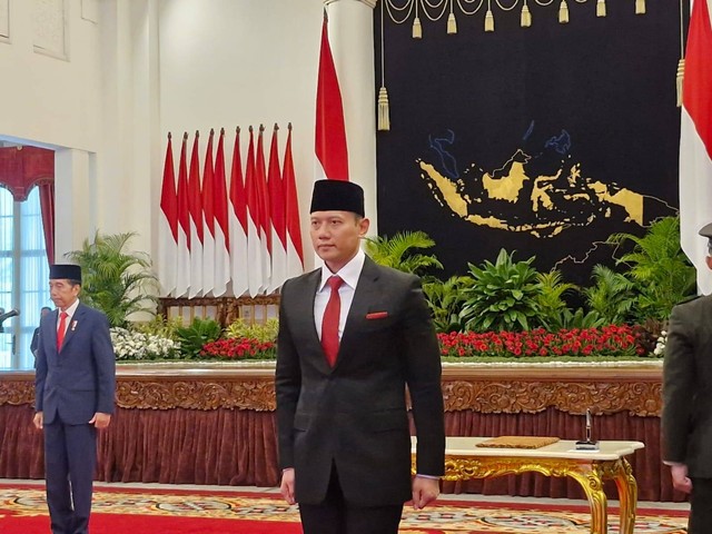 Menteri ATR/BPN AHY dilantik Presiden Jokowi. Foto: Nadia Riso/kumparan