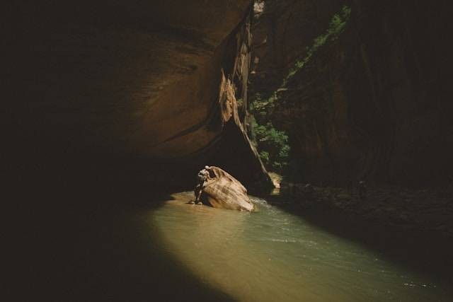 Kalisuci Cave Tubing. Foto hanyalah ilustrasi, bukan tempat yang sebenarnya. Sumber: Unsplash/Colin Cassidy
