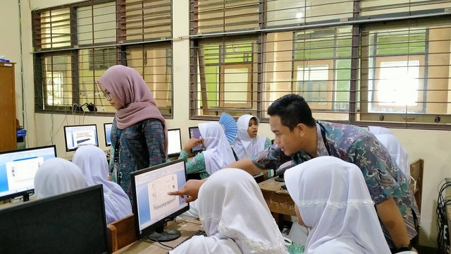 Pengenalan cara membuat poster digital mahasiswa Kampus Mengajar Universitas Ahmad Dahlan (UAD) di SMP Negeri 7 Purwodadi (Dok. Istimewa)