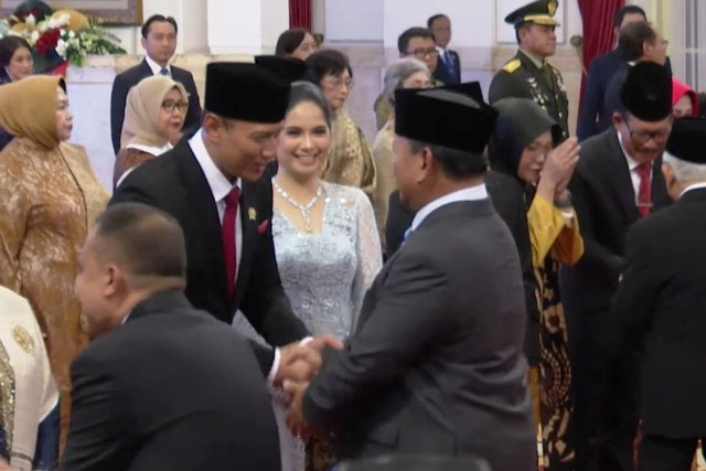 Menteri ATR/BPN Agus Harimurti Yudhoyono (AHY) disalami Menhan Prabowo usai dilantik Presiden Jokowi di Istana Kepresidenan, Jakarta, Rabu (21/2/2024). Foto: Youtube/Sekretariat Presiden