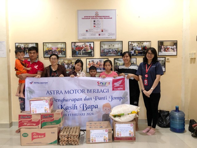 Astra Motor Kalbar serahkan bantuan sembako di Rumah Pengharapan dan Panti Jompo Kasih Abadi. Foto: Dok. Astra Motor Kalbar