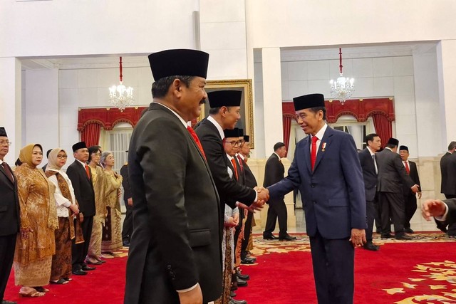 Presiden Jokowi bersalaman dengan Menteri ATR/BPN Agus Harimurti Yudhoyono (AHY) usai dilantik di Istana Kepresidenan, Jakarta, Rabu (21/2/2024). Foto: Nadia Riso/kumparan