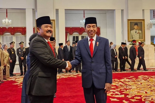 Presiden Jokowi bersalaman dengan Menteri Menko Polhukam Hadi Tjahjanto usai dilantik di Istana Kepresidenan, Jakarta, Rabu (21/2/2024). Foto: Nadia Riso/kumparan