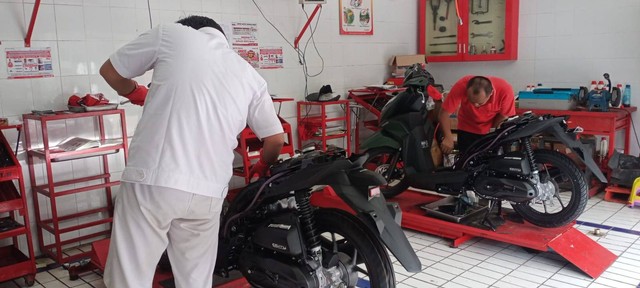 Astra Honda Motor Kalbar berikan pelatihan dan pembekalan untuk siswa di SMK Binaan Honda. Foto: Dok, Astra Motor Kalbar