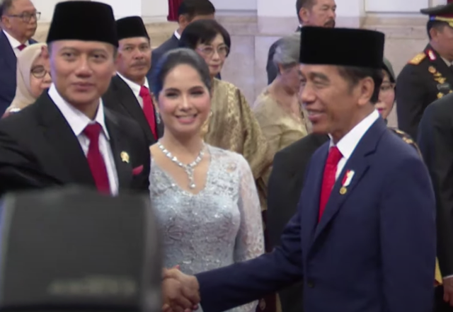 AHY, Annisa Pohan, Jokowi, usai pelantikan sebagai Menteri ATR/Kepala BPN, Rabu (21/2/2024). Foto: Youtube/Sekretariat Presiden