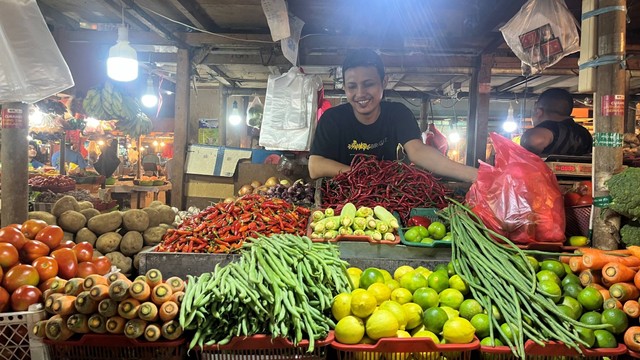 Pedagang bahan pangan Irwan di lapak dagangannya di Pasar Senen, Jakarta pada Rabu (21/2/2024). Foto: Widya Islamiati/kumparan