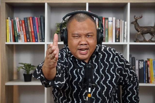 Hendri Satrio Analis Politik sekaligus Pendiri Lembaga Survei KedaiKOPI usai diwawancarai di program DipTalk kumparan di kantor kumparan. Foto: Fitra Andrianto/kumparan