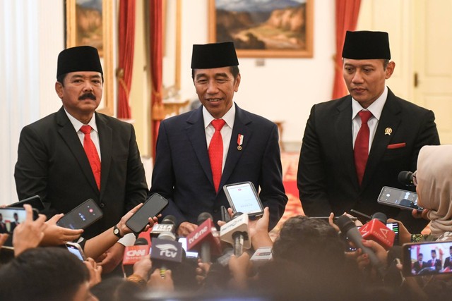Presiden Joko Widodo (tengah) bersama Menko Polhukam Hadi Tjahjanto (kiri) dan Menteri ATR/BPN Agus Harimurti Yudhoyono (kanan) memberikan keterangan pers usai pelantikan di Istana Negara, Jakarta, Rabu (21/2/2024). Foto: Hafidz Mubarak A/ANTARA FOTO