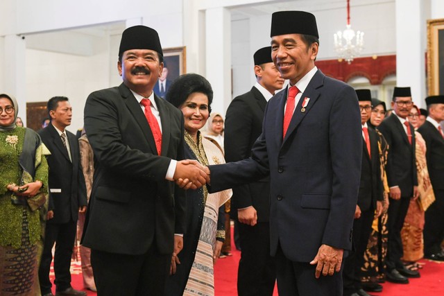 Presiden Joko Widodo (kanan) mengucapakan selamat kepada Menko Polhukam Hadi Tjahjanto usai pelantikan di Istana Negara, Jakarta, Rabu (21/2/2024). Foto: Hafidz Mubarak A/ANTARA FOTO