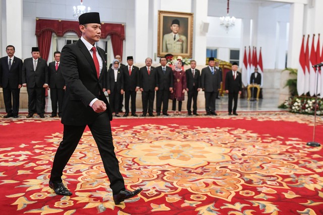 Ketua Umum Partai Demokrat Agus Harimurti Yudhoyono bersiap menandatangani berita acara pelantikannya sebagai Menteri Agraria dan Tata Ruang/Kepala Badan Pertanahan Nasional (ATR/BPN)di Istana Negara, Jakarta, Rabu (21/2/2024). Foto: Hafidz Mubarak A/ANTARA FOTO