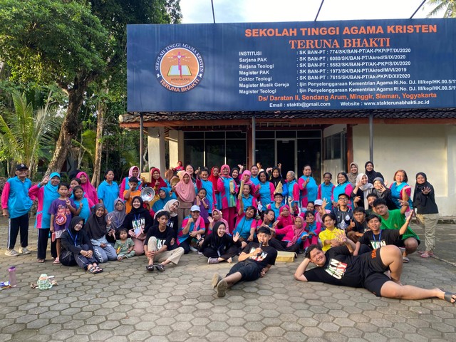 Foto bersama warg dusun Daratan 1,2, dan 3 dalam acara kegiatan senam sehat