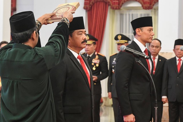 Hadi Tjahjanto (kedua kiri) dan Agus Harimurti Yudhoyono (kanan) mengucapkan sumpah saat dilantik menjadi Menko Polhukam dan Menteri ATR/BPN oleh Presiden Joko Widodo di Istana Negara, Jakarta, Rabu (21/2/2024). Foto: Hafidz Mubarak A/ANTARA FOTO