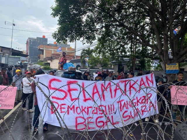 Puluhan massa tergabung dalam Jaringan Andi Surya (JAS) unjuk rasa di Kantor Bawaslu Provinsi Lampung. | Foto: Sinta Yuliana/Lampung Geh