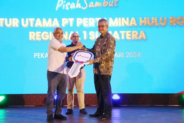 Ruby Mulyawan (kanan) ditunjuk sebagai Direktur Utama PHR menggantikan posisi Chalid Said Salim (kiri) yang diangkat jadi Direktur Utama PT Pertamina Hulu Energi (PHE), Selasa (20/2/2024). Foto: Dok. PHR 