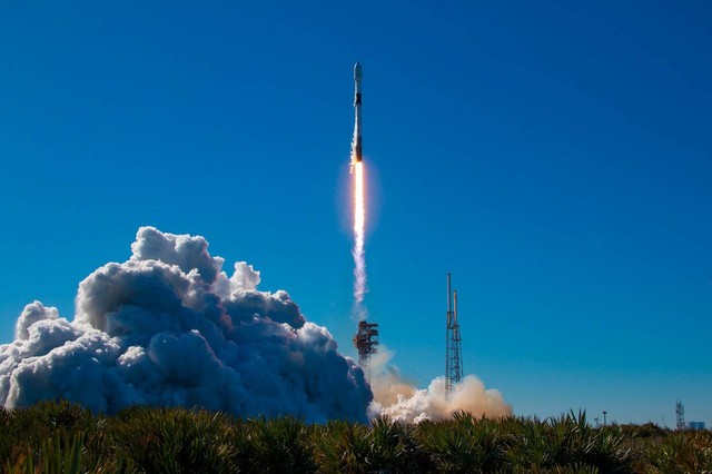 Roket Falcon 9 yang meluncur dari Cape Canaveral Florida, AS, sebagai wahana yang mengantarkan Satelit Merah Putih 2 menuju orbit, Selasa (20/2) waktu setempat. Foto: SpaceX