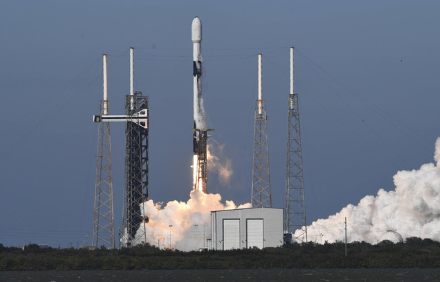 Roket SpaceX Falcon 9 yang membawa satelit Telkomsat Merah Putih 2 lepas landas di Stasiun Angkatan Luar Angkasa Cape Canaveral, Selasa sore, 20 Februari 2024, di Cape Canaveral, Florida. Foto: Craig Bailey/Florida Today via AP