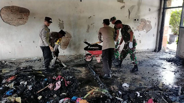 Polisi dan TNI membersihkan dua ruangan kelas di SD Kardina Massa Jalan Kalimantan No.58, Karangtengah, Kecamatan Sananwetan, Kota Blitar yang terbakar pada Rabu (21/2/2024) dini hari dok. Foto: Polres Blitar