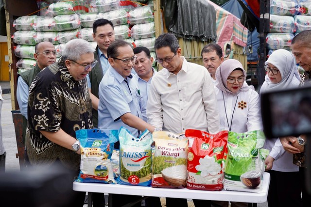 Food Station kirim beras ke ritel modern di DKI. Foto: Food Station