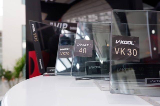 Produk display kaca film V-Kool di IIMS 2024.  Foto: Aditya Pratama Niagara/kumparan
