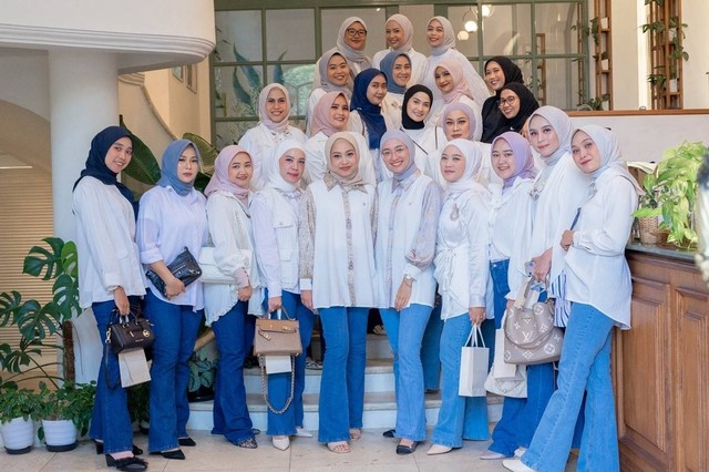 Diana Restu (DR), brand fesyen Indonesia yang telah menjadi ikon sejak 2017, yang meluncurkan Jona Jeans dengan berkolaborasi bersama influencer ternama, Mega Iskanti. Foto: Dok. Istimewa