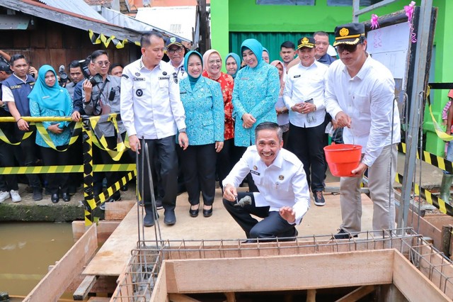 Pj Wali Kota Palembang, Ratu Dewa, bersama Pj Gubernur Sumsel, Agus Fatoni, dan Ketua TP PKK Pusat, Tri Tito Narnavian saat launching program bantuan pembangunan sanitasi. (ist)