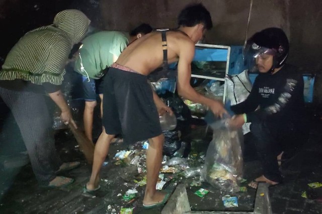 Warga mencari barang yang masih bisa diselamatkan usai aingin puting beliung menerjang Jalan Raya Rancaekek, Kabupaten Bandung, Rabu (21/2/2024). Foto: Rachmadi Rasyad/kumparan