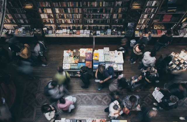 Ilustrasi Pasar Buku Palasari, Bukan Tempat Sebenarnya. Sumber Unsplash/Kévin et Laurianne Langlais