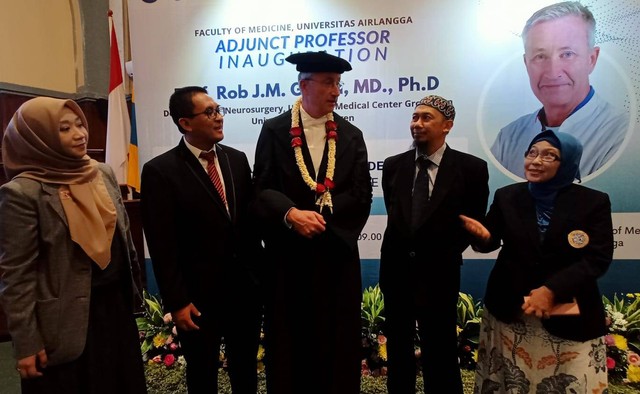 Prof. Rob J.M.Groen,MD,Phd (tengah) dari Universitas Medical Center Groningen Belanda. Foto: Masruroh/Basra