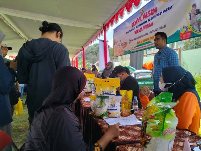 Suasana Semar Mesem, pasar murah yang digelar Pemkab Sleman untuk tekan lonjakan harga komoditas pangan. Foto: M Wulan/Tugu Jogja