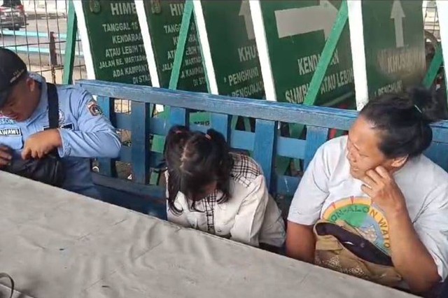 Petugas P3S Sudin Sosial Jakarta Utara bersama anak yang terlantar di Jakarta (tengah) dan ibu yang menemukannya melapor ke petugas di kawasan Ancol di Jakarta, Rabu (21/2/2024). Foto: ANTARA/HO-Dokumentasi Pribadi