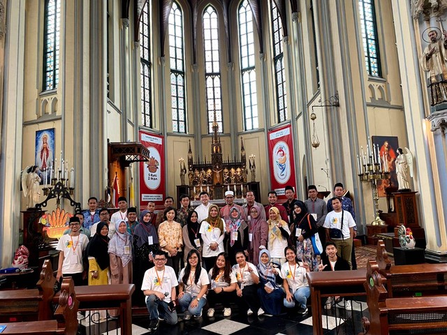 Peserta LKLB 2024 mengikuti dialog dan kajian lintas agama di Gereja Katedral Jakarta Pusat.