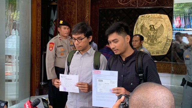 Kadiv Korupsi Politik ICW, Egi Primayoga (kiri), dan Kepala Divisi Riset dan Dokumentasi KontraS, Rozy Brilian (kanan), menyambangi KPU untuk meminta informasi terkait Sirekap dan banyaknya petugas KPPS yang wafat, Kamis (22/2/2024). Foto: Luthfi Humam/kumparan