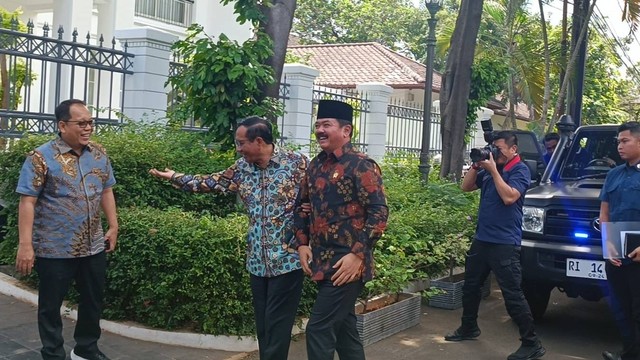 Menko Polhukam, Hadi Tjahjanto, berkunjung ke kediaman Mahfud MD, di Patra Kuningan, Jakarta Selatan, Kamis (22/2/2024). Foto: Zamachsyari/kumparan