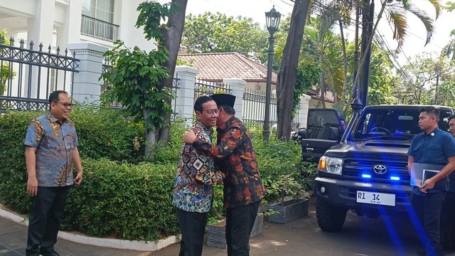 Menko Polhukam, Hadi Tjahjanto, berkunjung ke kediaman Mahfud MD, di Patra Kuningan, Jakarta Selatan, Kamis (22/2/2024). Foto: Zamachsyari/kumparan