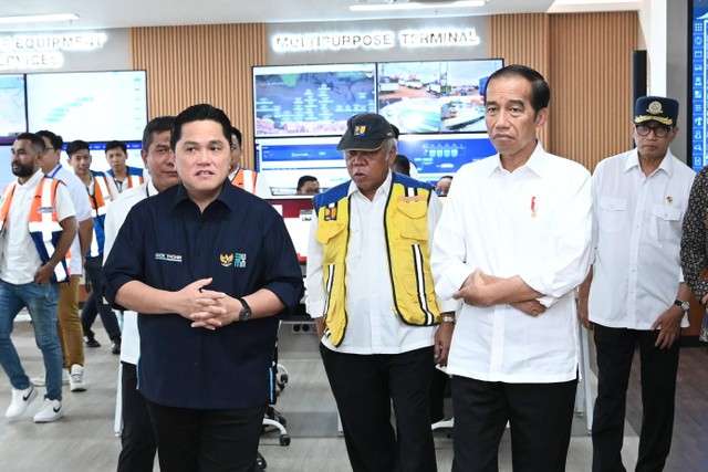 Presiden Joko Widodo terlebih dahulu meninjau sejumlah gedung dan fasilitas yang ada di Makassar New Port, Kota Makassar, Provinsi Sulawesi Selatan, pada Kamis (22/2/2024). Foto: Kris/Biro Pers Sekretariat Presiden