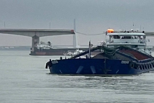 Sebuah kapal tongkang bertabrakan dengan jembatan di atas sungai dekat Guangzhou, Guangdong, China, Kamis (22/2/2024). Foto: Video Diperoleh Oleh Reuters/via REUTERS