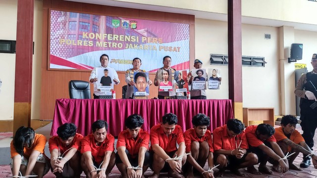 Polres Jakarta Pusat menangkap 8 tahanan narkoba yang sempat kabur dari rutan Polsek Tanah Abang, Kamis (22/2/2024). Foto: Thomas Bosco/kumparan