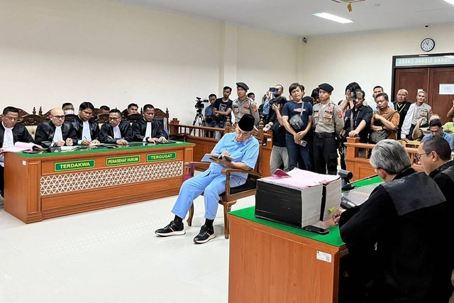 Terdakwa kasus penodaan agama Panji Gumilang menjalani sidang pembacaan tuntutan di Pengadilan Negeri Indramayu, Jawa Barat, Kamis (22/2/2024). Foto: kumparan