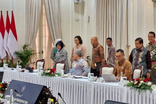 Mensos Tri Rismaharini, Menaker Ida Fauziyah, Menkeu Sri Mulyani, dan Menteri Koperasi Teten Masduki dalam rapat tingkat menteri membahas kemiskinan di Istana Wakil Presiden, Jakarta, Kamis (22/2/2024). Foto: Nadia Riso/kumparan