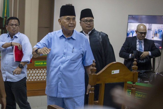 Terdakwa kasus penodaan agama Panji Gumilang (tengah) menyapa kerabatnya usai sidang pembacaan tuntutan di Pengadilan Negeri Indramayu, Jawa Barat, Kamis (22/2/2024). Foto: Dedhez Anggara/ANTARA FOTO