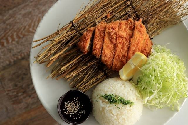 Chicken Katsu Enak di Jakarta. Foto hanya ilustrasi, bukan tempat sebenarnya. Sumber: Unsplash/Cody Chan