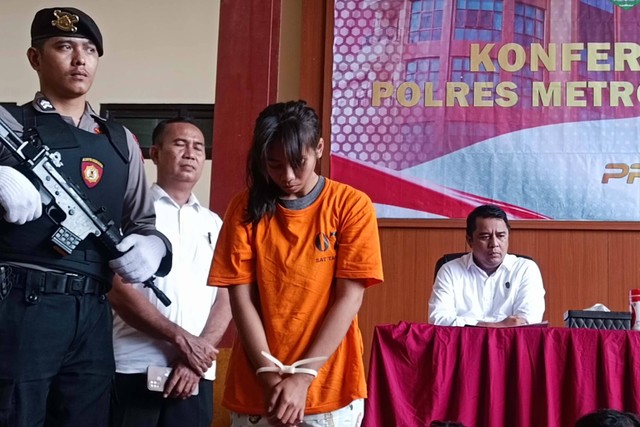 Rizki Amelia, istri dari Muhammad Saripudin alias Komeng, otak dari operasi pelarian dari Rutan Polsek Tanah Abang.  Foto: Thomas Bosco/kumparan