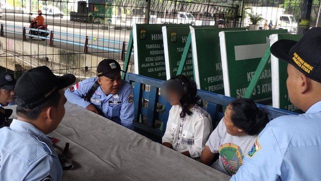 Sudinsos Jakut mengamankan Cahaya (14), remaja asal Sumbar yang dibuang OTK di Tol Ancol, Rabu (22/2/2024). Foto: Sudinsos Jakut