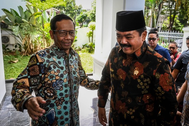 Menko Polhukam Hadi Tjahjanto (kanan) bersama mantan Menko Polhukam Mahfud MD (kiri) bersiap mengadakan pertemuan tertutup di Jakarta, Kamis (22/2/2024). Foto: Rivan Awal Lingga/ANTARA FOTO