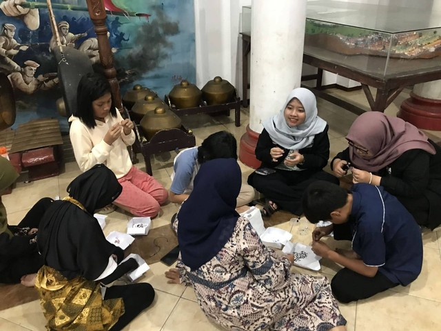 Pembuatan aksesoris gelang manik-manik bersama anak-anak di Forum Anak, Desa Pandanlandung