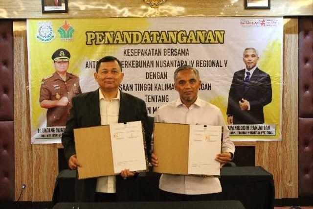 Penandatanganan MoU antara PTPN IV Regional V dan Kejati Kalimantan Tengah. Foto: Dok. PTPN XIII