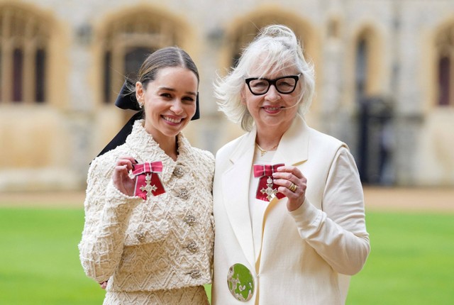 Salah satu pendiri dan wali SameYou, Emilia Clarke dan ibunya, Jennifer Clarke berpose setelah diangkat menjadi Anggota Ordo Kerajaan Inggris pada upacara penobatan di Kastil Windsor, Berkshire, Inggris, Rabu (21/2/2024). Foto: Andrew Matthews/Pool via REUTERS