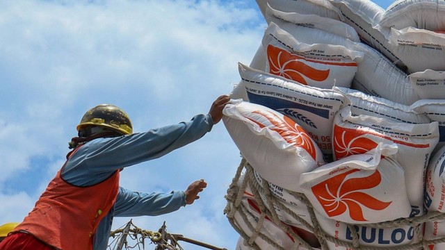 Pekerja menurunkan beras dari kapal di Pelabuhan Tanjungwangi, Banyuwangi, Jawa Timur, Kamis (22/2/2024). Foto: Budi Candra Setya/Antara Foto